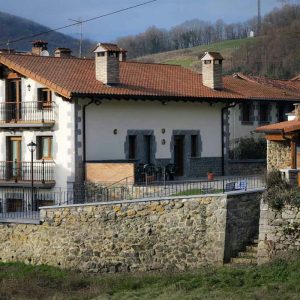 Exteriores y entorno de casa rural Iturburu en Navarra