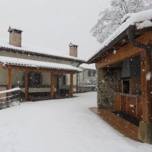 Barbacoa y Porche exteriores - Casa Rural Iturburu